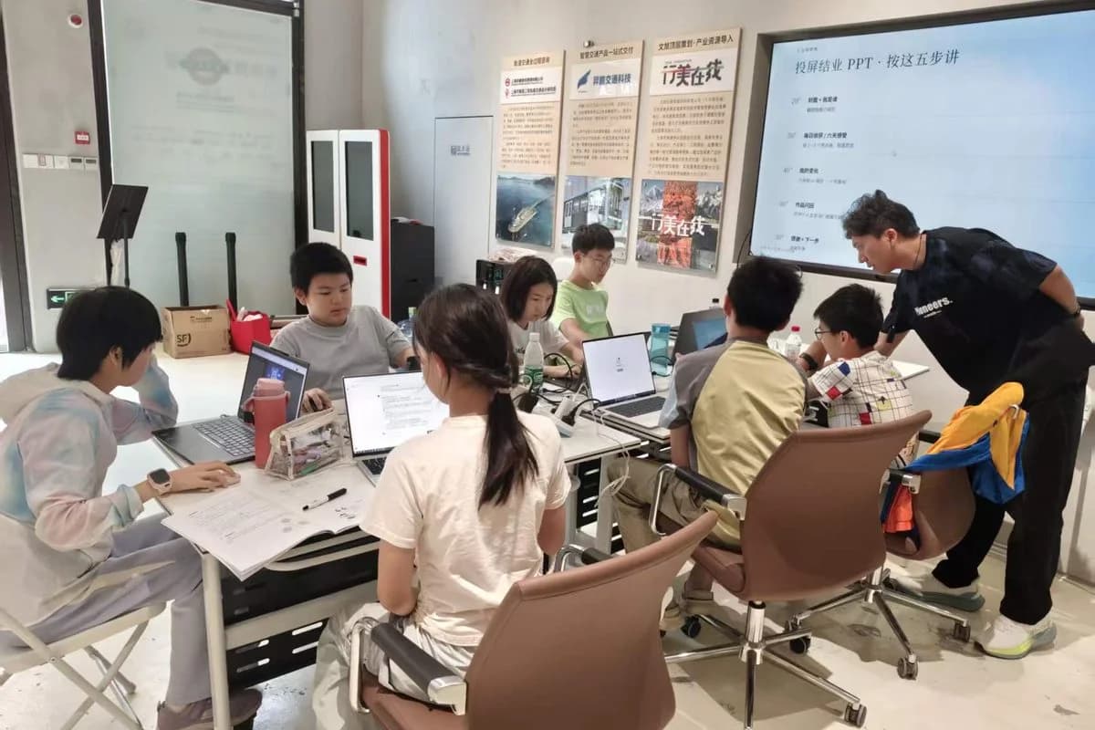 导师在青少年小组课堂中辅导项目操作