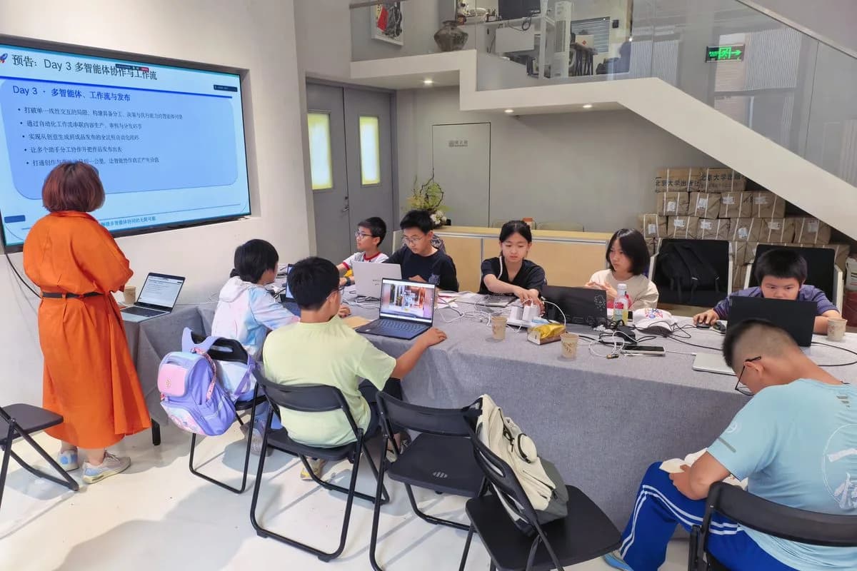 青少年围坐电脑前,跟随讲师进行 AI 项目实践